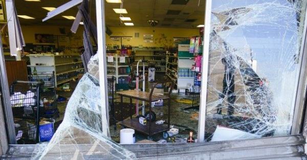 暴徒洗劫孟菲斯加油站，联邦快递卡车