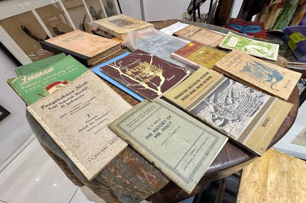 A collection of vintage books at the R A Arts Haven in the Strand Mall, Kota Damansara, Selangor. Photo: The Star/Muhamad Shahril Rosli