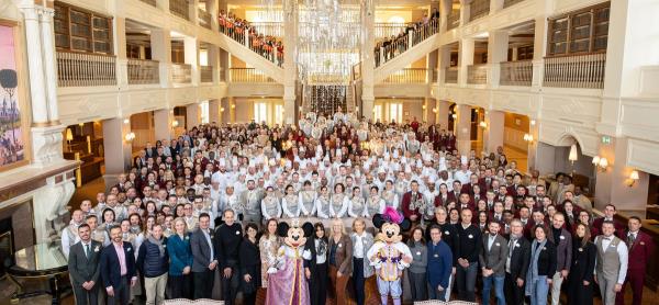 巴黎迪士尼乐园首座五星级迪士尼酒店揭幕，灵感来自迪士尼皇室