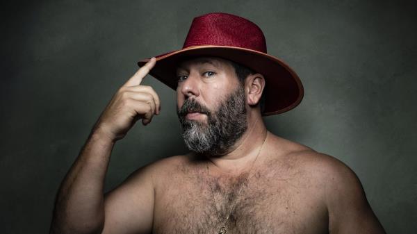 这位光着膀子的喜剧演员正在奥兰治海滩主持“满载喜剧之旅”