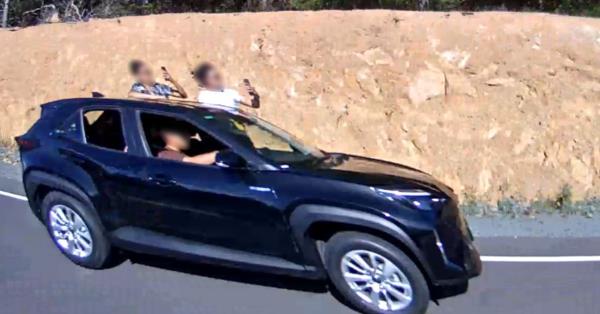 有人在无人陪伴的L-plater驾驶的汽车上探出车窗