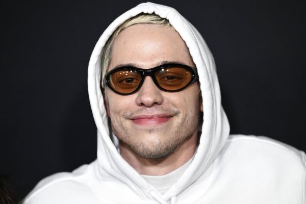 皮特·戴维森在阿拉巴马喜剧俱乐部设置了8个表演摊位，大部分已经售罄