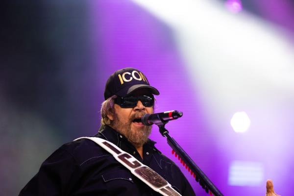 汉克·威廉姆斯(Hank Williams Jr.)与威士忌·迈尔斯(Whiskey Myers)开始了2024年伯明翰之旅