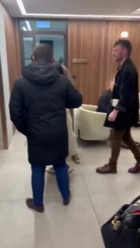 普里蒂·帕特尔(Priti Patel)因政府计划增加化石燃料钻探而遭到环保抗议者的搭讪