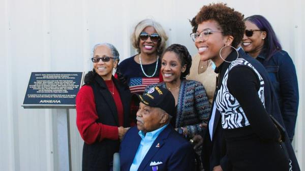 二战老兵在他曾经工作过的阿拉巴马化工厂受到表彰