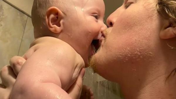 对安东来说，为人父母是一种乐趣，但作为一个年轻的父亲，他也面临着挑战