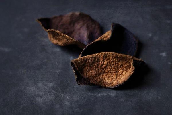 Dried tangerine peel or 'chan pei' adds a subtle citrus fragrance.