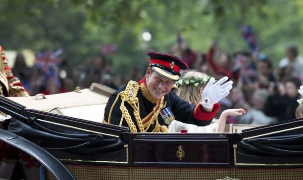 当哈里王子看到威廉王子和凯特王妃结婚时，他最大的想法是