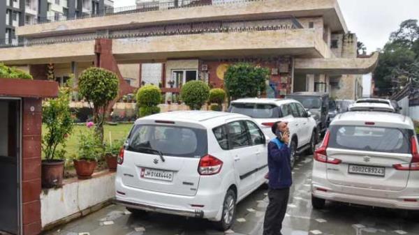 在对国会议员亲属住所的突击搜查中，缴获了超过10亿卢比