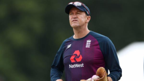 安迪·弗劳尔在印度Bazball网站上说：“让他们知道你在防守方面很舒服