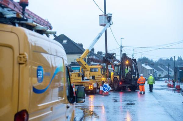  ESB crews working on broken power lines on the Ballinlough Road, Cork as Storm Isha hits the south of the country. Picture: Dan Linehan
