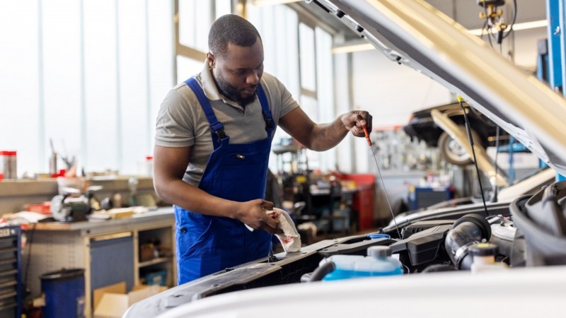 如果人们知道我的工作有多变态，他们会讨厌我的——但我每月挣1.5万英镑，比律师还多