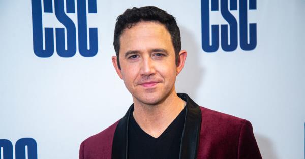 托尼奖得主Santino Fontana参加玛丽亚·弗里德曼和朋友的音乐会，为百老汇关怀服务