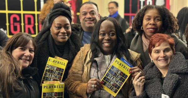 视频：如何跳舞在俄亥俄州庆祝教师之夜在百老汇的风格