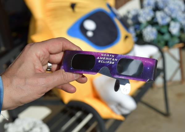 如何识别假日食眼镜