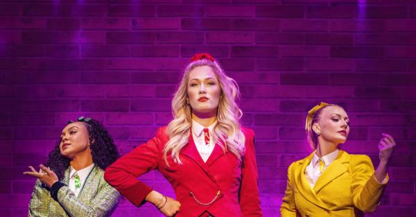 看看西区音乐剧《希瑟一家》的照片吧