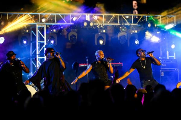 感受90年代热门歌手巡演的复古氛围：如何找到门票