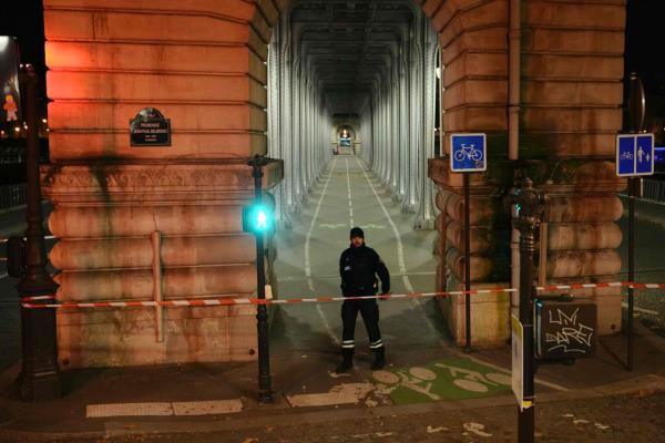 巴黎持刀袭击者被控恐怖罪