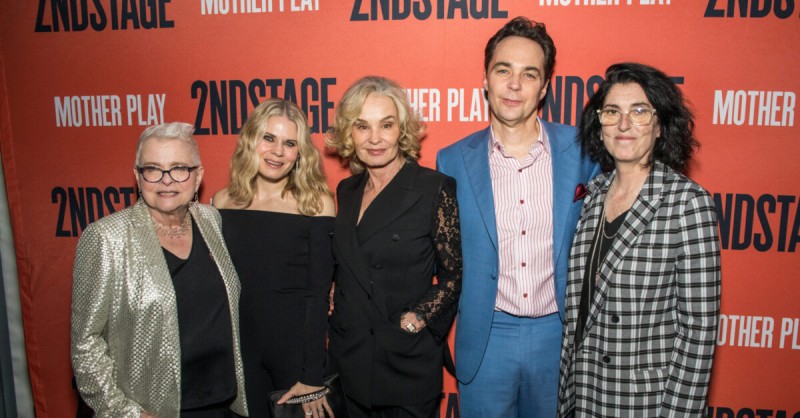 橙色地毯上：西莉亚·基南-博尔格在《母亲的游戏》中扮演宝拉·沃格尔