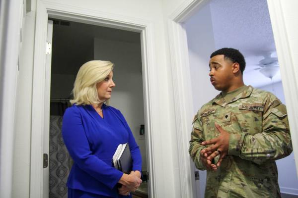 经过参议院的调查和审计，陆军部长参观了艾森豪威尔的住宅