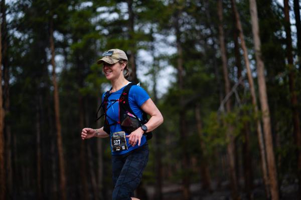 陆军寡妇以史诗般的15公里长跑纪念已故军人丈夫