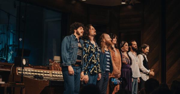 照片：立体声在第一百老汇预演中获得持续的起立鼓掌