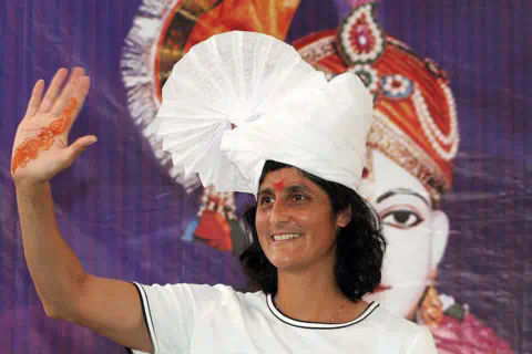 AFP US astro<em></em>naut of Indian origin Sunita Williams waves wearing a traditio<em></em>nal turban at Shree Swaminarayan Gadi Sansthan-Maninagar in Ahmedabad 25 September 2007. Sunita Williams was awarded the 