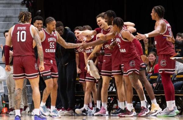 在混乱的一周后，爱荷华州上升到第二名，科罗拉多州上升到第三名，仅次于南卡罗来纳州