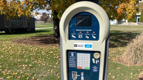 更多的停车选择和在路边付款的能力使亨茨维尔的停车罚单收入持平