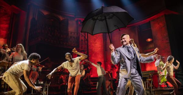 来看看百老汇《哈德斯敦》五周年纪念的节目单封面