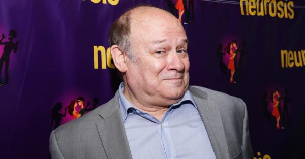 为新音乐剧《另一面》的行业阅读准备演员阵容