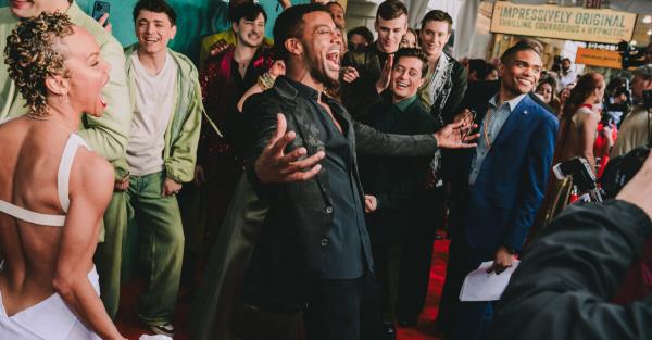 红毯上：哪些人会赢得百老汇疯狂奖……油脂人，冯·特拉普，还是杰利克猫？