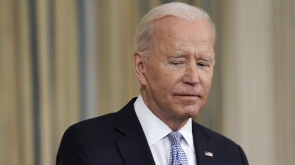 拜登的外交焦点在边境危机和乌克兰资金问题上引发国内不满