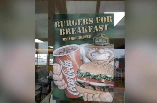 领导人说，减少基地的快餐以削减超大规模的部队