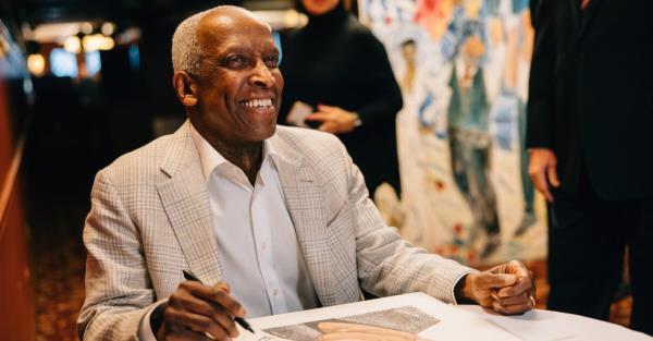 图：参见《恋恋笔记本》主演Dorian Harewood公布的Sardi肖像
